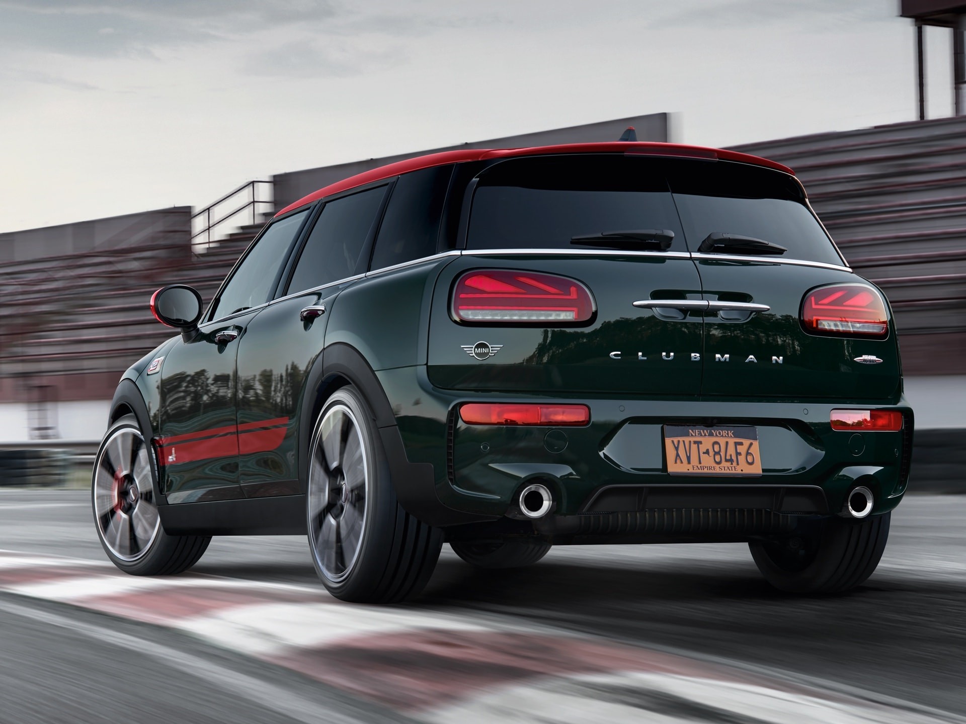 MINI John Cooper Works Clubman – vert et rouge – vue arrière